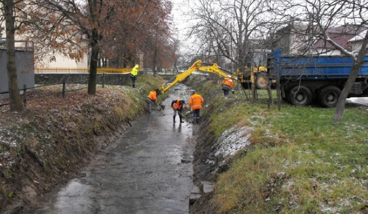 Čistenie Úbrežského potoka (foto Ján Serbák) 