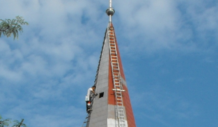 Náter striech kostola a fary (foto Ján Serbák) 