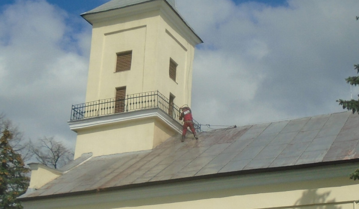 Natieranie strechy kostola 