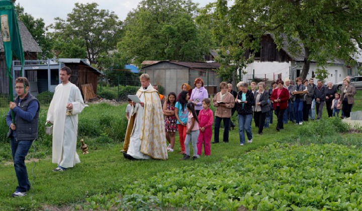 Procesia s požehnaním polí (foto Peter Mižák) 