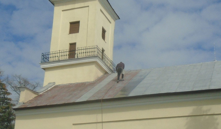 Fotka - Natieranie strechy kostola
